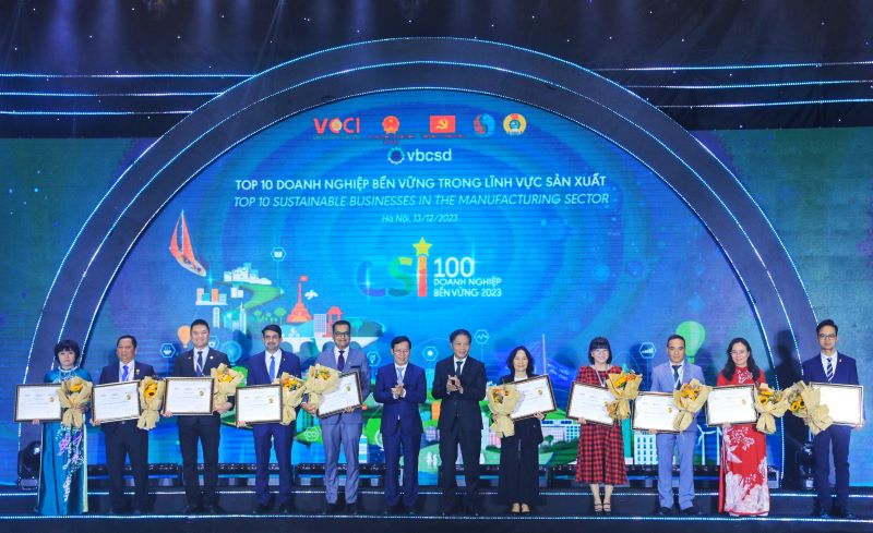 Ông Trần Tuấn Anh, Ủy viên Bộ Chính trị, Trưởng Ban Kinh tế Trung ương và ông Phạm Tấn Công, Chủ tịch VCCI cùng Top10 Doanh nghiệp bền vững lĩnh vực sản xuất 2023