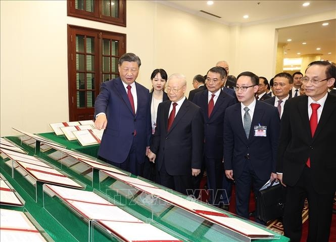 Tổng Bí thư Nguyễn Phú Trọng và Tổng Bí thư, Chủ tịch nước Trung Quốc Tập Cận Bình cùng xem và nghe giới thiệu các văn bản thỏa thuận hợp tác trên nhiều lĩnh vực đã được ký kết giữa các ban, bộ, ngành, địa phương của hai nước.