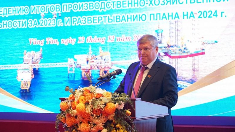 Ông Saraev Oleg Petrovich - Phó Tổng giám đốc thứ nhất Vietsovpetro trình bày báo cáo tại hội nghị.