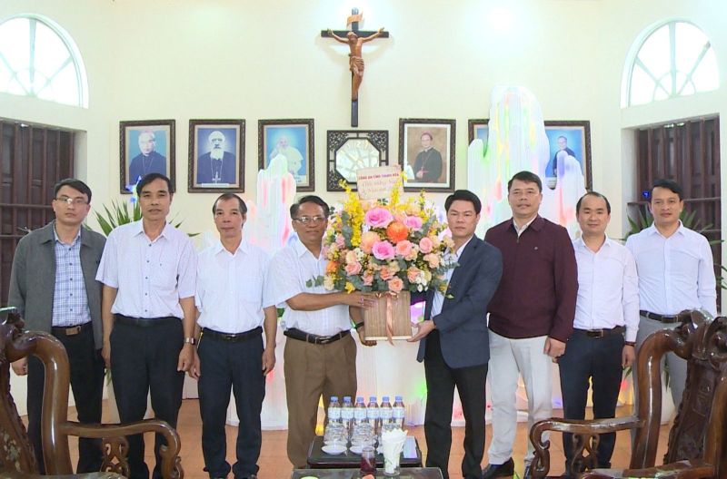Đại tá Nguyễn Hữu Mạnh, Phó Giám đốc Công an tỉnh thăm, tặng quà tại Giáo xứ Tam Tổng, xã Nga Liên