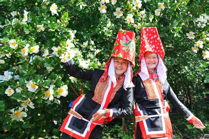 Bà con dân tộc Dao tại Lễ hội hoa sở Bình Liêu. Ảnh: Bùi Bích Thủy.