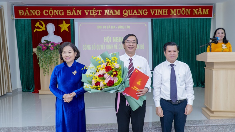 Phó Bí thư Thường trực Tỉnh ủy Nguyễn Thị Yến và ông Nguyễn Văn Xinh, Trưởng Ban Tuyên giáo Tỉnh ủy, trao Quyết định và tặng hoa cho tân Tổng Biên tập