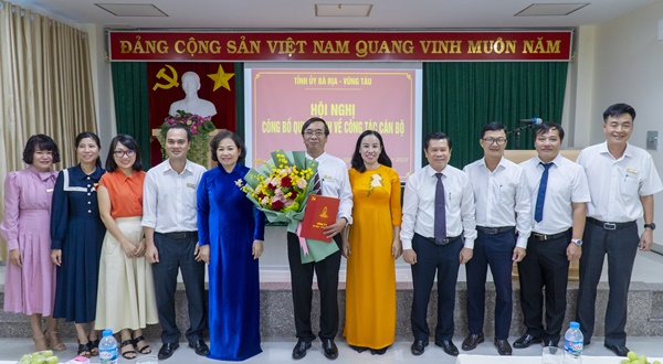 Lãnh đạo Tỉnh ủy, cùng cán bộ, phóng viên Báo Bà Rịa - Vũng Tàu chúc mừng ông Trương Đức Nghĩa