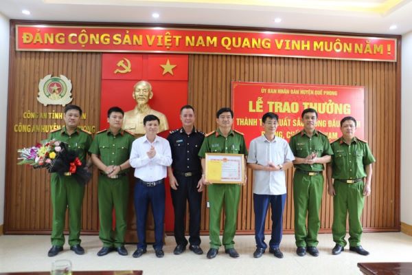 Khen thưởng cho c&aacute;c c&aacute; nh&acirc;n, tập thể C&ocirc;ng an huyện Quế Phong đạt th&agrave;nh t&iacute;ch xuất sắc trong ph&ograve;ng, chống tội phạm ma t&uacute;y.