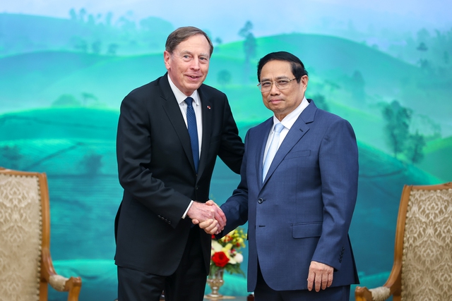 Thủ tướng Phạm Minh Chính tiếp ông David Petraeus, đồng sở hữu Quỹ kiêm Chủ tịch Viện toàn cầu Quỹ đầu tư Kohlberg Kravis Roberts (KKR) - Ảnh: VGP/Nhật Bắc