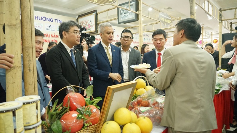 Đại diện huyện Mê Linh giới thiệu sản vật của địa phương với các đại biểu