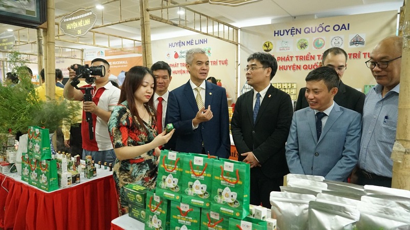 Đại diện huyện Gia Lâm giới thiệu sản phẩm của địa phương - thương hiệu tinh dầu sả chanh Bà Bé