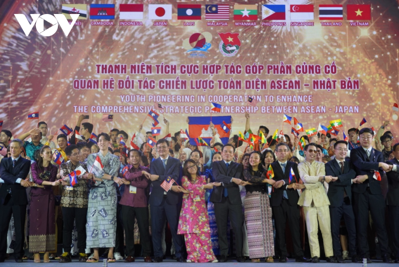 Thanh niên các nước ASEAN và Nhật Bản nắm tay thể hiện tinh thần đoàn kết. Ảnh: Hoàng Minh