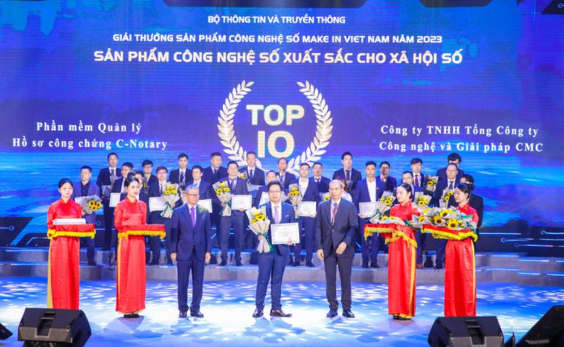 Ông Đỗ Quang Yên - Giám đốc Khối giải pháp phần mềm, CMC TS nhận giải Top 10 sản phẩm công nghệ số xuất sắc cho Xã hội số Ông Đỗ Quang Yên - Giám đốc Khối giải pháp phần mềm, CMC TS nhận giải Top 10 sản phẩm công nghệ số xuất sắc cho Xã hội số