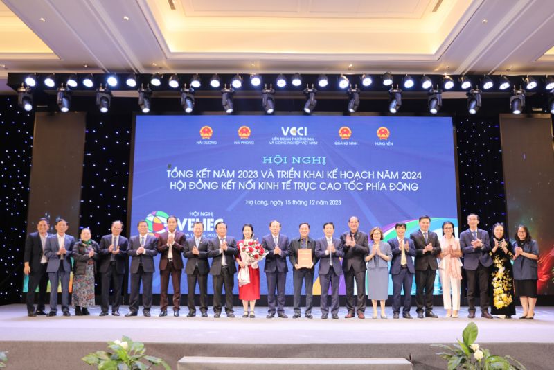 Các đồng chí lãnh đạo VCCI và các địa phương chúc mừng Hội đồng doanh nghiệp vùng ra mắt.