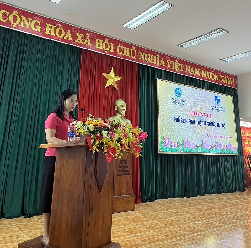 Bà Phùng Thị Ái Nhân - Phó Chủ tịch Hội LHPN quận Hải Châu phát biểu tại Hội nghị