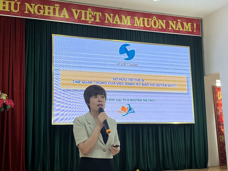 Bà Nguyễn Thị Thúy - Phó Trưởng Văn phòng, Phụ trách Văn phòng Đại diện Cục Sở hữu trí tuệ tại thành phố Đà Nẵng chia sẻ tại Hội nghị