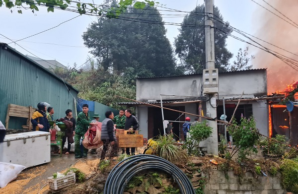 Tham gia chữa cháy nhà dân tại xã Pha Long, huyện Mường Khương, tỉnh Lào Cai.