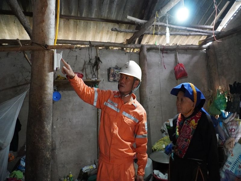 Công nhân ngành điện miền Bắc sửa chữa hệ thống điện sinh hoạt cho các hộ nghèo-Ảnh:VGP/Toàn Thắng