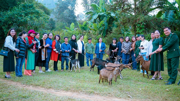 Hiệp hội Nữ doanh nhân Việt Nam, phối hợp với Hội liên hiệp phụ nữ tỉnh, Bộ Chỉ huy BĐBP tỉnh Lào Cai tặng 10 cặp dê sinh sản cho phụ nữ nghèo thôn Sín Chải, xã Nậm Chẩy.