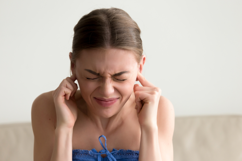 Có nhiều nguyên nhân gây ù tai, nghe không rõ tiếng