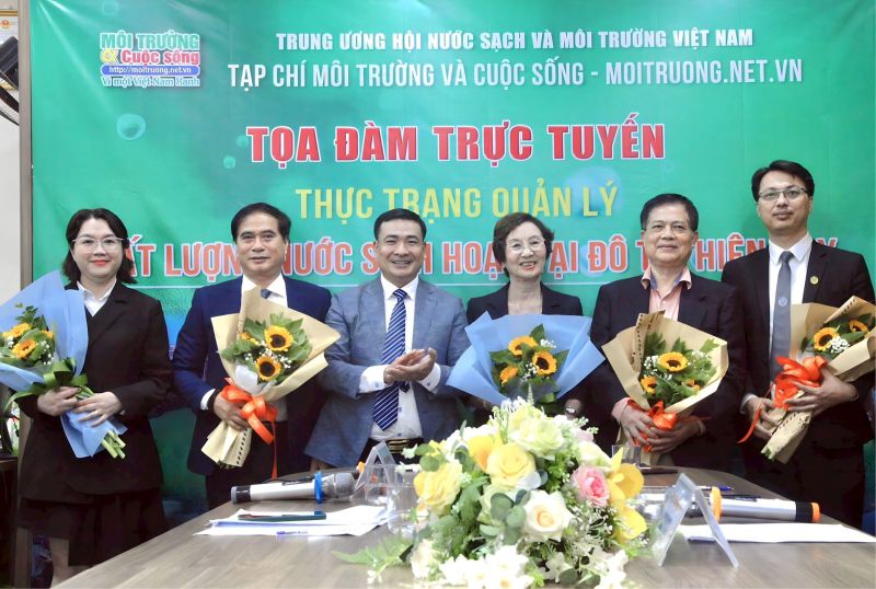 Nhà báo Khánh Toàn – Tổng Biên tập Tạp chí Môi trường và Cuộc sống tặng hoa cho các khách mời tham dự tọa đàm.