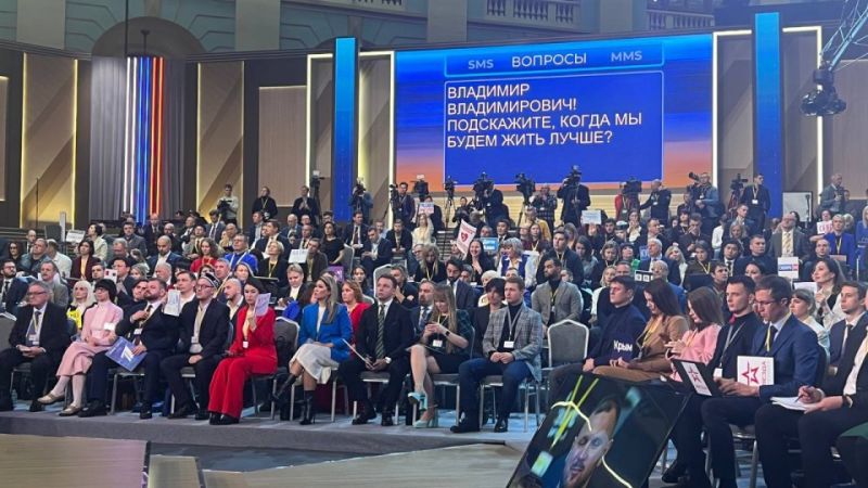 Tổng thống Vladimir Putin đã trả lời 56 câu hỏi trong vòng 3 giờ, tại Cuộc giao lưu thường niên cuối năm với người dân và báo giới. (Nguồn: Kremlin.ru)