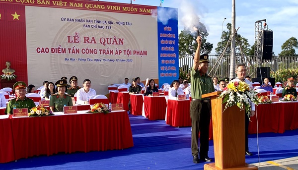 Đại tá Bùi Văn Thảo, Giám đốc Công an tỉnh BR-VT, bắn súng phát lệnh ra quân