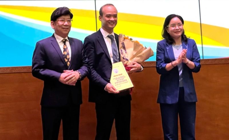 Thứ trưởng Bộ Văn h&oacute;a, Thể thao v&agrave; Du lịch Trịnh Thị Thủy (ngo&agrave;i c&ugrave;ng b&ecirc;n phải) trao cho t&aacute;c giả đạt giải Nhất