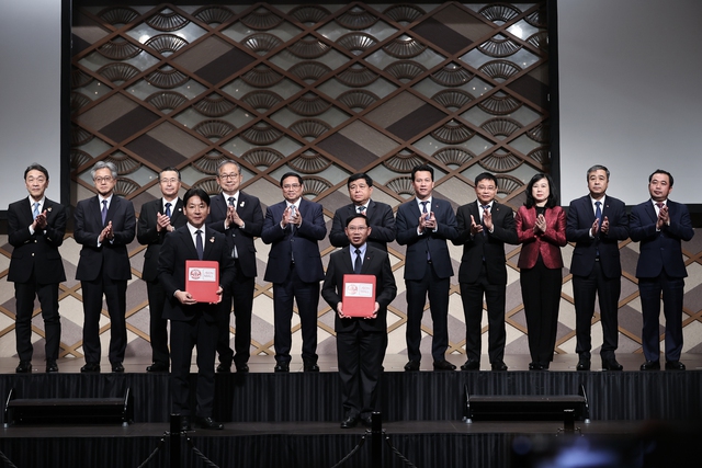 UBND tỉnh Bắc Giang và Công ty TNHH AeonMall Việt Nam cùng các đối tác trao thỏa thuận - Ảnh: VGP/Nhật Bắc