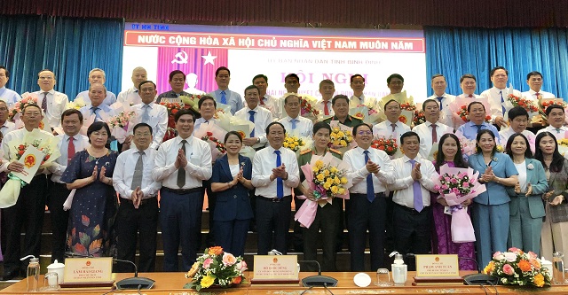 Lãnh đạo tỉnh Bình Định chụp ảnh lưu niệm với lãnh đạo các sở, ngành,đơn vị. (Ảnh: Viets Hiền)