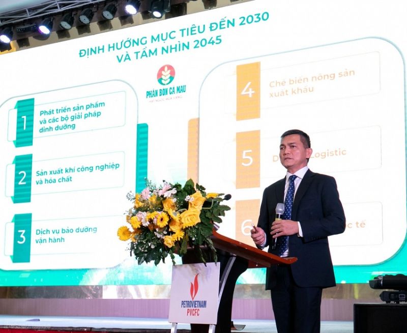 Ông Văn Tiến Thanh - Bí thư Đảng ủy, Tổng Giám đốc PVCFC báo cáo tại Hội nghị.