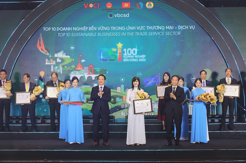 Bà Phạm Thị Vân Khánh - Giám đốc Ban Khách hàng doanh nghiệp, đại diện BIDV nhận giải thưởng