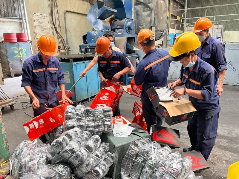 Tiêu hủy lô hàng không rõ nguồn gốc xuất xứ, giả mạo trị giá gần 7 tỷ đồng