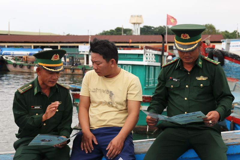 Bộ đội Biên phòng tỉnh Khánh Hòa tuyên truyền IUU cho ngư dân