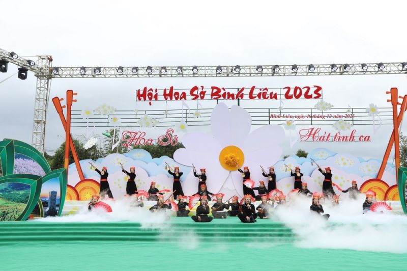 Màn trình diễn nghệ thuật đàn tính đặc sắc của các cô gái Tày huyện Bình Liêu tại khai Hội hoa sở. (Ảnh: Thanh Vân/TTXVN)
