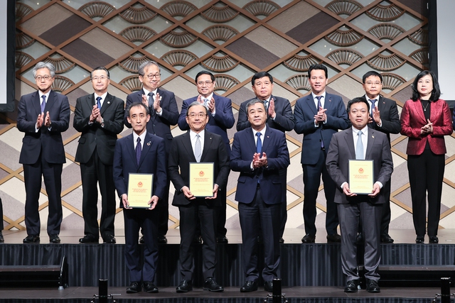 Thủ tướng Phạm Minh Chính chứng kiến lễ trao Quyết định chủ trương đầu tư và Giấy chứng nhận đầu tư Dự án Nhà máy điện khí LNG Thái Bình - Ảnh: VGP/Nhật Bắc