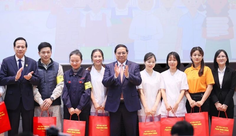 Thủ tướng Phạm Minh Chính tặng quà đại diện người lao động và thực tập sinh Việt Nam tham dự Diễn đàn. Ảnh VGP