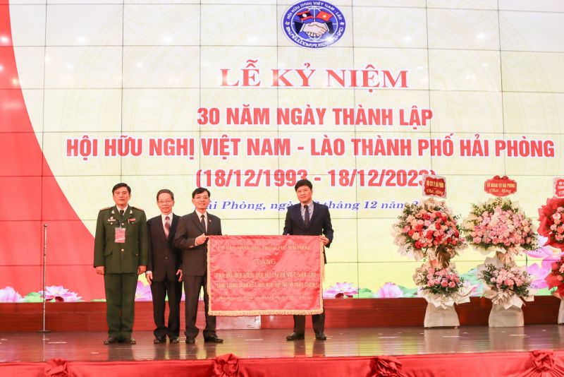 UBND thành phố trao tặng Hội bức trướng mang dòng chữ “Cán bộ hội viên Hội hữu nghị Việt Nam – Lào tăng cường đoàn kết, hữu nghị hợp tác và phát triển”.