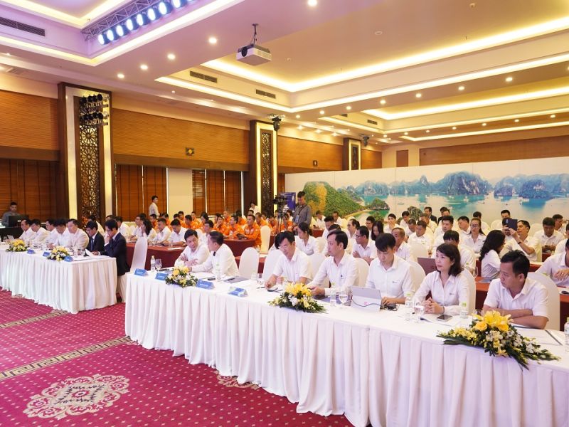 1 Toàn cảnh Các đại biểu tham dự Hội thảo Quản trị doanh nghiệp bằng văn hóa lãnh đạo và nêu gương của PC Quảng Ninh