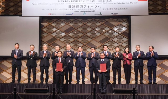 Ông Lương Minh Sâm, Chủ tịch Hội đồng Trường Đại học Đông Á và ông Saito Seiichi - Tổng Giám đốc Tập đoàn Sun Frontier trao văn bản ký kết hợp tác tại Diễn đàn kinh tế Việt Nam- Nhật Bản diễn ra tại Tokyo ngày 16/12.