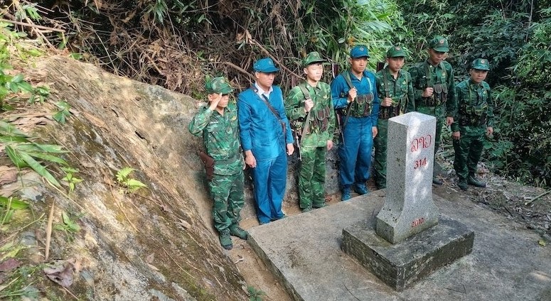 Đội hình tuần tra Đồn Biên phòng Trung Lý, BĐBP Thanh Hóa cùng lực lượng dân quân thực hiện nghi thức chào cột mốc số 314 biên giới Việt Nam - Lào.