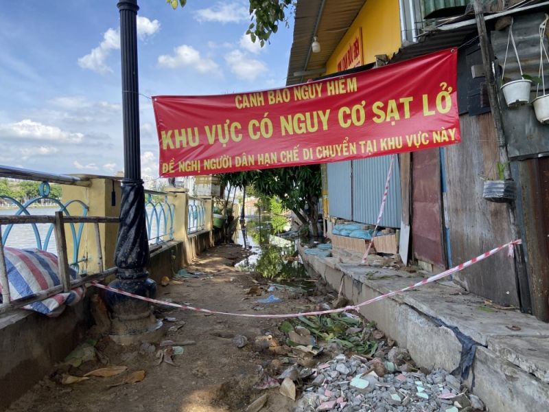 Khu vực sạt lở bờ kênh Thanh Đa, quận Bình Thạnh, TP. Hồ Chí Minh được căng biển cảnh báo nguy hiểm