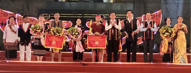 Ban tổ chức và lãnh đạo tỉnh Bình Định tặng cờ và hoa cho các đoàn.