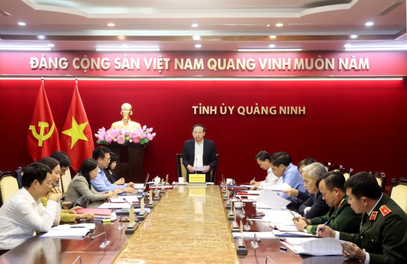 Đồng chí Nguyễn Xuân Ký, Ủy viên Trung ương Đảng, Bí thư Tỉnh ủy, Chủ tịch HĐND tỉnh Quảng Ninh, chủ trì cuộc họp