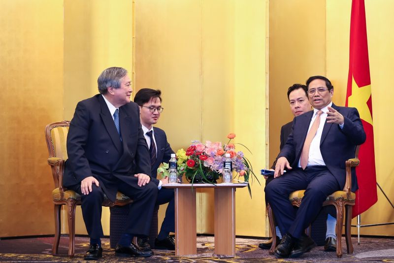 Thủ tướng đánh giá cao tình cảm và nỗ lực của ông Takagi Kuninori trong việc thúc đẩy quan hệ hợp tác với Việt Nam trong lĩnh vực y tế - Ảnh: VGP/Nhật Bắc