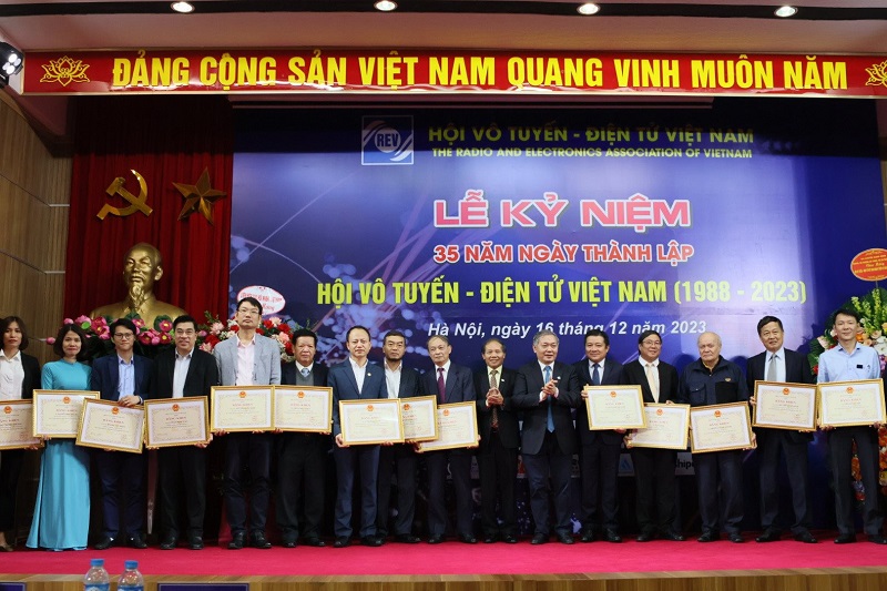 Lãnh đạo Hội VTĐT Việt Nam trao Bằng khen của Bộ trưởng Bộ TT&TT cho cá cá nhân, tập thể
