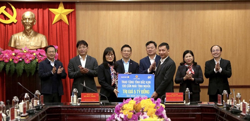 Đại diện Lãnh đạo Tập đoàn Bảo Việt trao 5 tỷ đồng hỗ trợ tỉnh Bắc Kạn xây dựng 100 căn nhà tình nghĩa