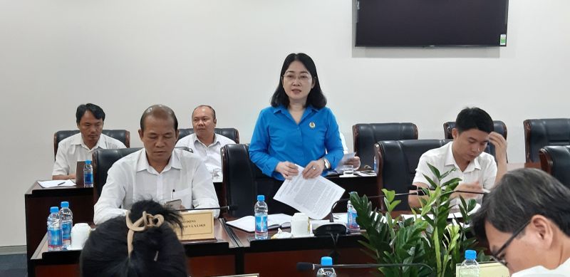 Bà Nguyễn Kim Loan, Chủ tịch Liên đoàn Lao động tỉnh Bình Dương báo cáo việc chăm lo tết cho công nhân lao động trên địa bàn