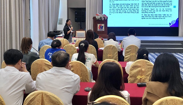 Các học viên theo dõi chuyên gia giới thiệu về Bộ tiêu chuẩn Du lịch ASEAN.