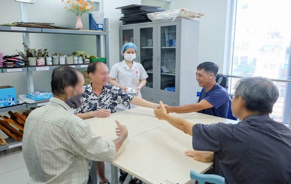 Người bệnh được điều trị âm ngữ trị liệu tại Bệnh viện An Bình