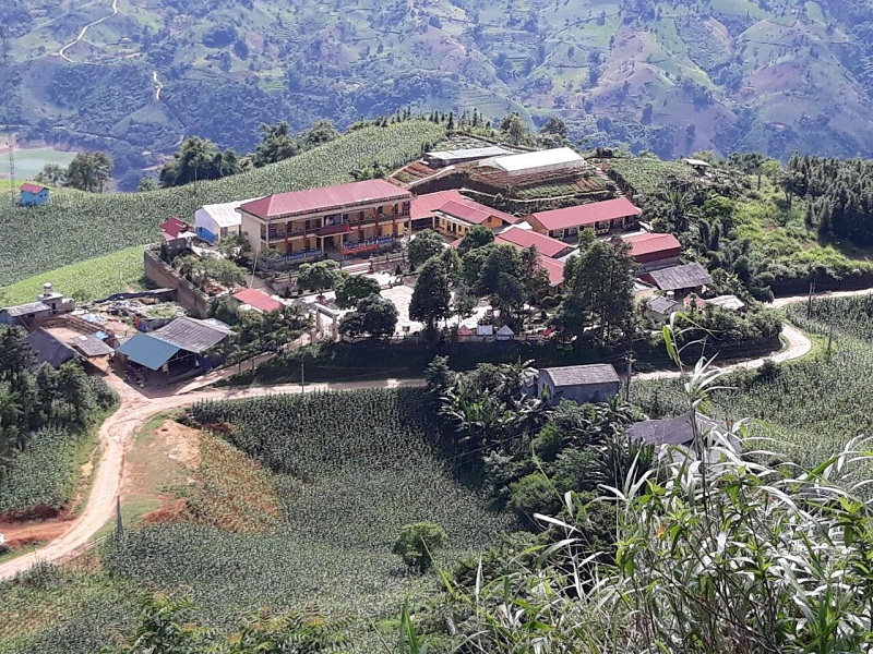 Lào Cai: Tạm đình chỉ hiệu trưởng cho 11 học sinh ăn 02 gói mì tôm chan cơm