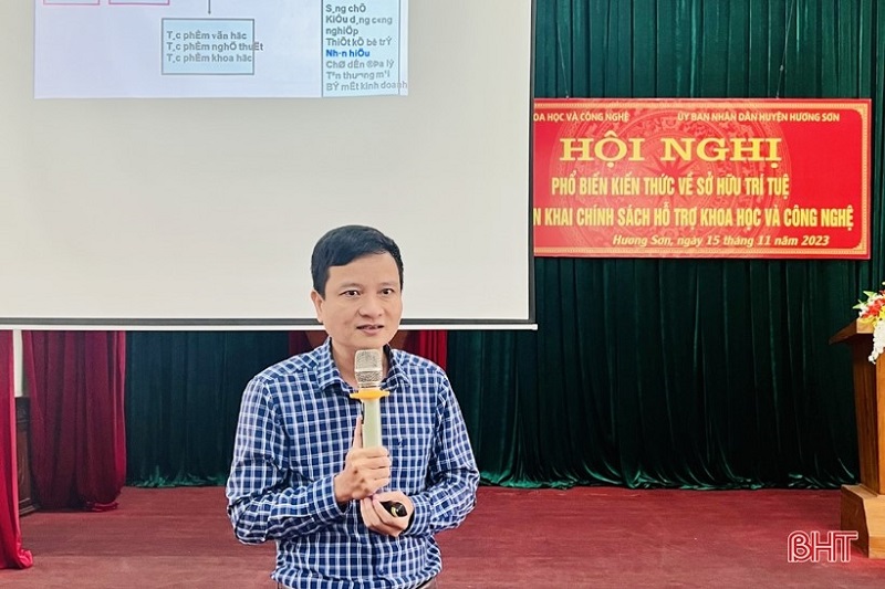 Ông Trần Mạnh Hùng - Trưởng phòng Quản lý công nghệ và chuyên ngành (Sở Khoa học và Công nghệ Hà Tĩnh) phổ biến kiến thức về sở hữu trí tuệ với hội nhập kinh tế quốc tế