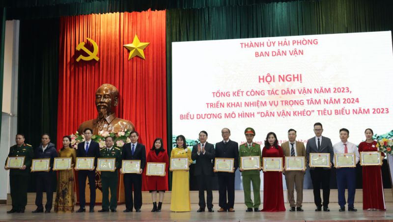 Phó Chủ tịch UBND thành phố Lê Khắc Nam trao Bằng khen của Chủ tịch UBND thành phố cho các tập thể.