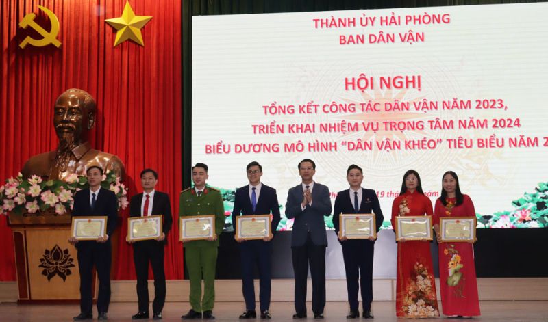 Phó Chủ tịch HĐND thành phố Bùi Đức Quang trao Bằng khen của Chủ tịch UBND thành phố cho các tập thể, cá nhân.